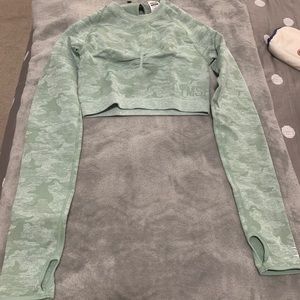 GYMSHARK CAMO SEAMLESS LONG SLEEVE CROP TOP